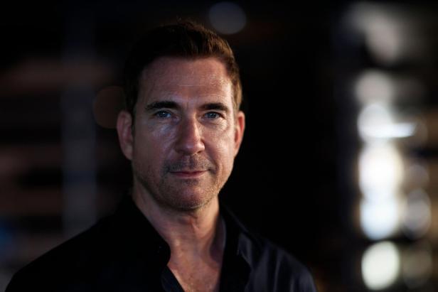 Dylan McDermott mit dunklem Hemd blickt in die Kamera.