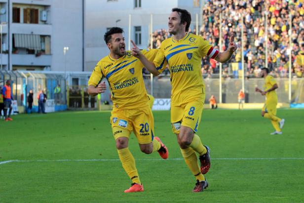 Robert Gucher (re.) im Trikot von Frosinone Calcio. Das Team aus der Kleinstadt in Latium führte der Steirer als Kapitän von der Serie C in die Serie A