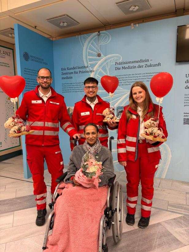 Retter besuchen Patientin 