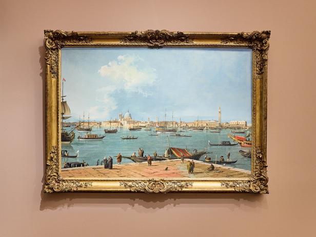 Gemälde mit Blick auf einen belebten Hafen in Venedig, vielen Booten auf dem Wasser und Menschen auf einer Uferpromenade.