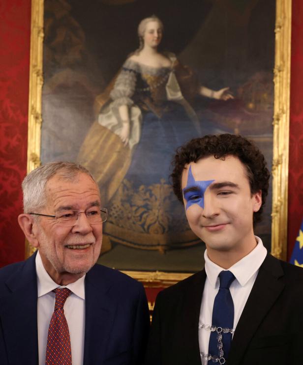 President Alexander Van der Bellen welcomes former Austrian ESC contestants in Vienna