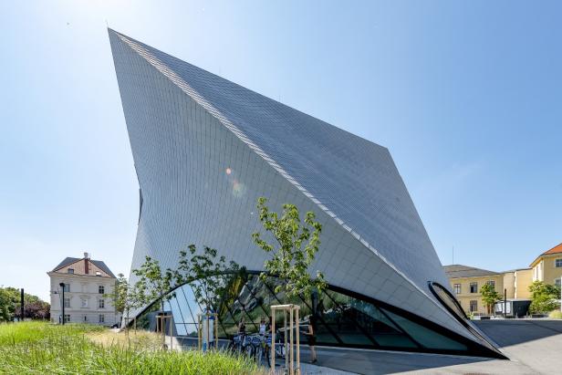 Das moderne, spitzwinklige Gebäude der Landesgalerie Niederösterreich bei Sonnenschein.