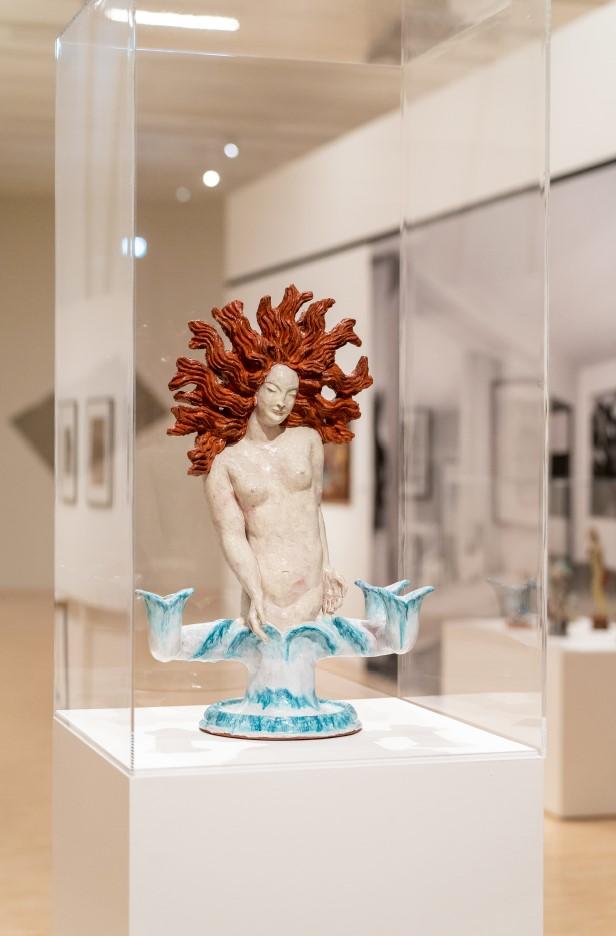 Eine Meerjungfrau/Medusa-Figur in einem Museum 