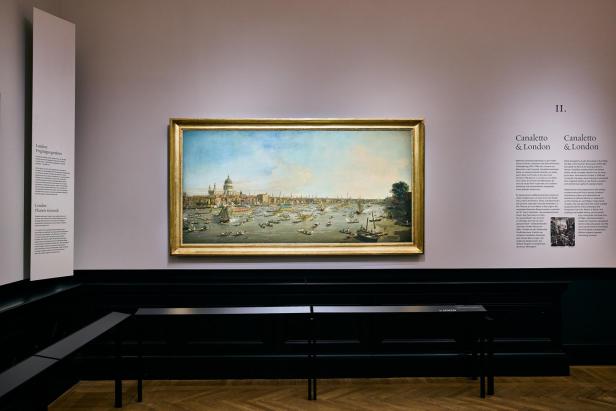 Ein großformatiges Gemälde von Canaletto zeigt eine detailreiche Ansicht der Themse in London mit zahlreichen Booten, ausgestellt im Kunsthistorischen Museum Wien.