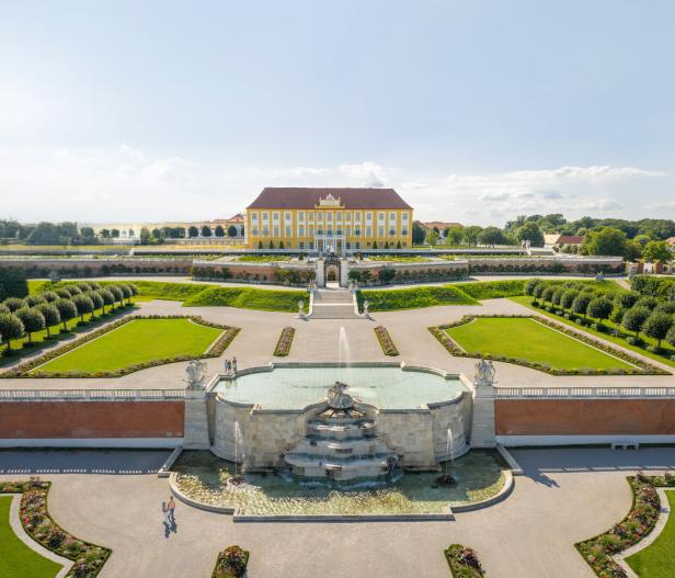 Schloss Hof mit einem Brunnen und einem Park 