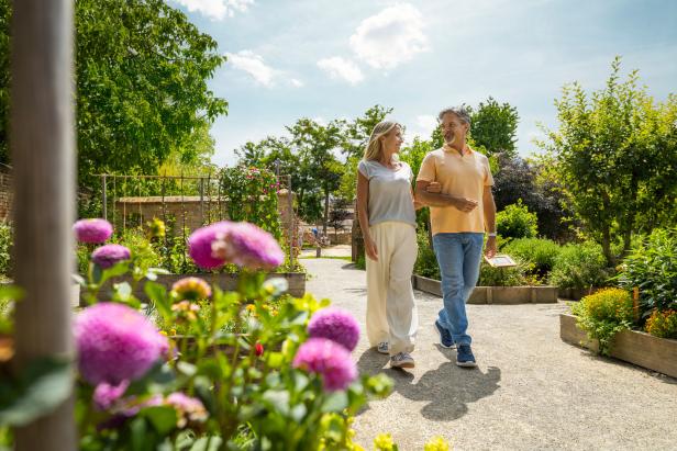 Ein Paar spaziert durch einen Garten 