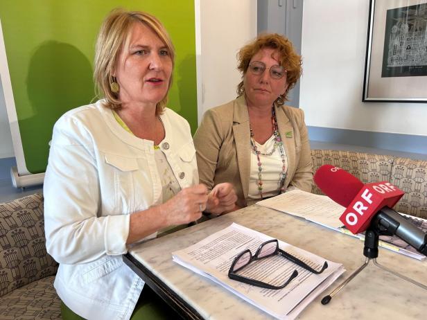 Helga Krismer und Selina Prünster kritisieren die Neubaupläne.