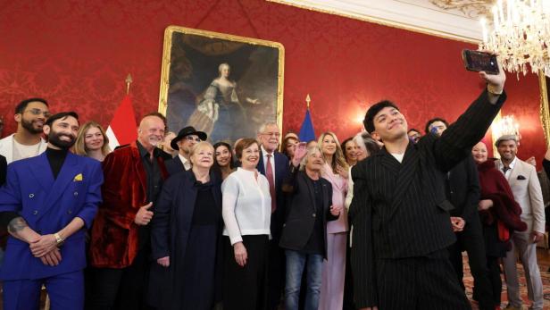 JJ macht ein Selfie mit anderen ESC-Teilnehmern und Bundespräsident Alexander Van der Bellen im prunkvollen Saal in Wien.