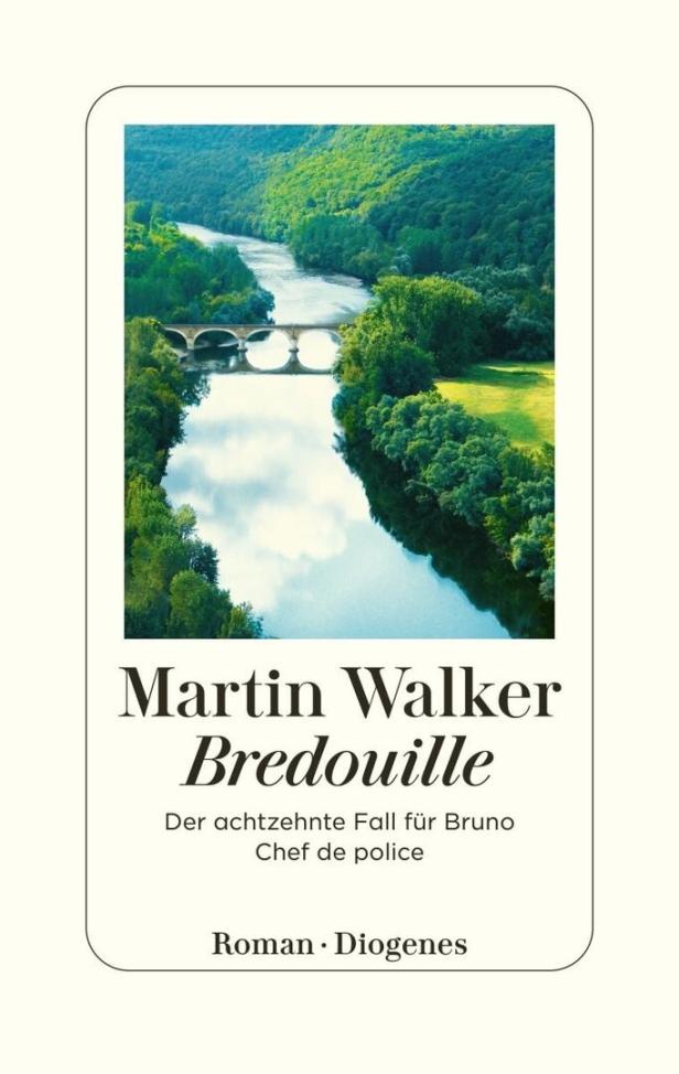 Fluss mit steinener Bogenbrücke, umgeben von dicht bewaldeten Hügeln und einer grünen Wiese.