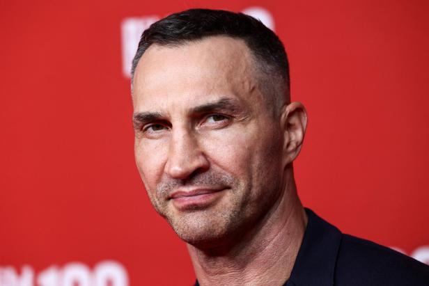 Wladimir Klitschko vor einem roten Hintergrund.