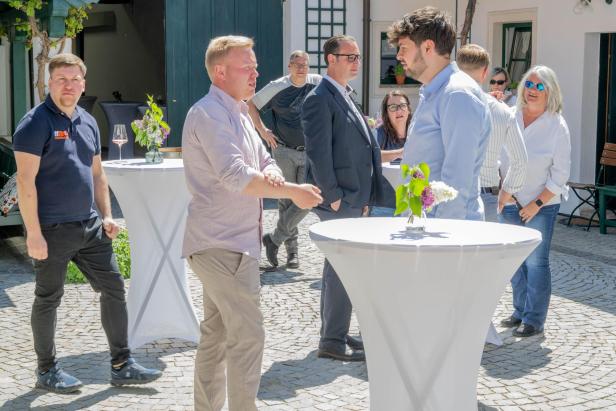 Im Radlbrunner Weingut Pröll knallten die Sektkorken