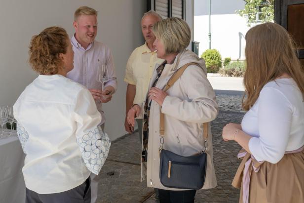 Im Radlbrunner Weingut Pröll knallten die Sektkorken
