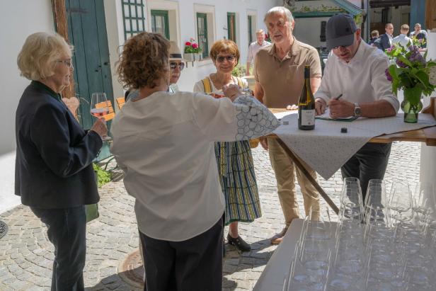 Im Radlbrunner Weingut Pröll knallten die Sektkorken
