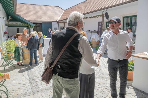 Im Radlbrunner Weingut Pröll knallten die Sektkorken
