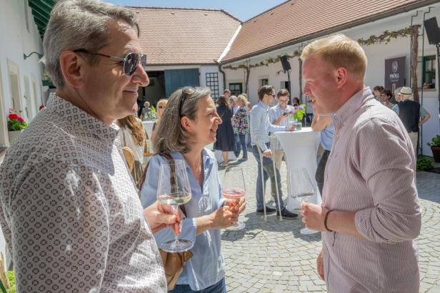 Im Radlbrunner Weingut Pröll knallten die Sektkorken