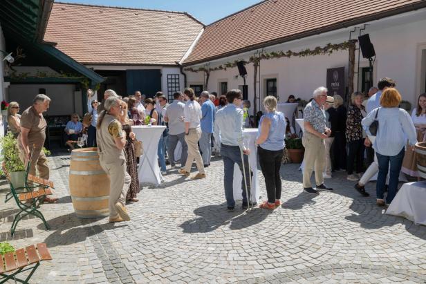 Im Radlbrunner Weingut Pröll knallten die Sektkorken