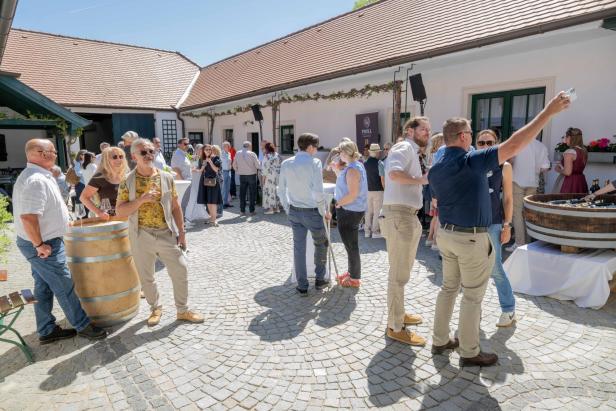 Im Radlbrunner Weingut Pröll knallten die Sektkorken