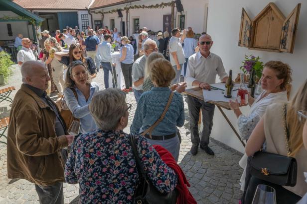 Im Radlbrunner Weingut Pröll knallten die Sektkorken