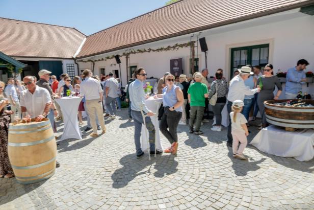Im Radlbrunner Weingut Pröll knallten die Sektkorken