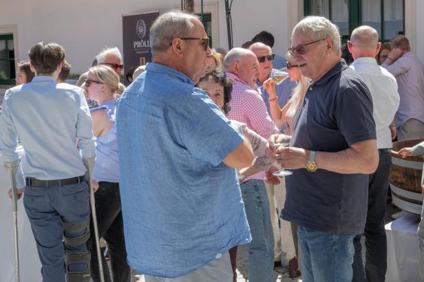 Im Radlbrunner Weingut Pröll knallten die Sektkorken