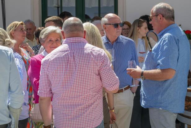 Im Radlbrunner Weingut Pröll knallten die Sektkorken