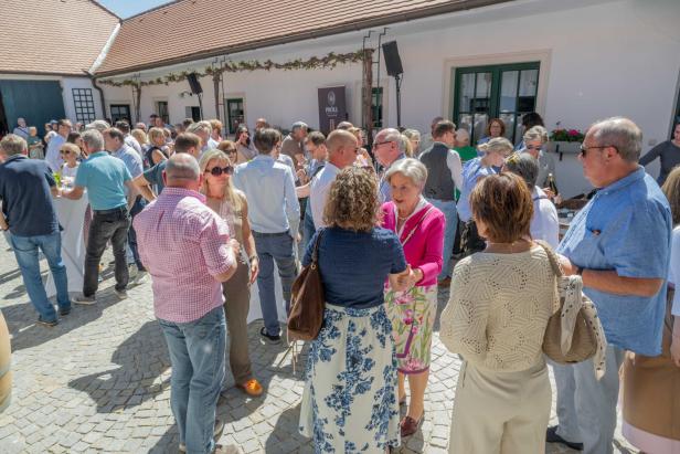 Im Radlbrunner Weingut Pröll knallten die Sektkorken