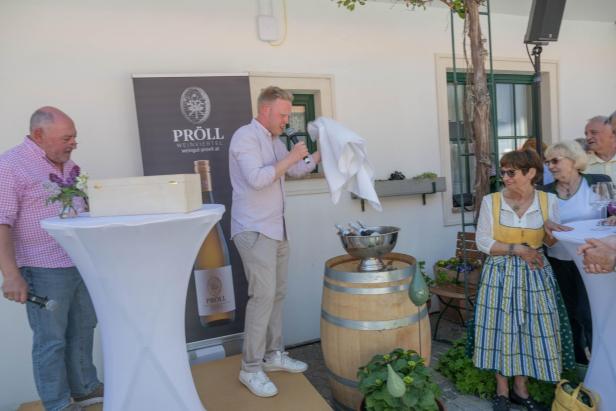 Im Radlbrunner Weingut Pröll knallten die Sektkorken