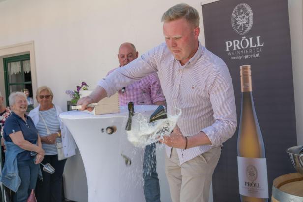 Im Radlbrunner Weingut Pröll knallten die Sektkorken
