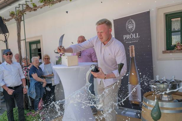 Im Radlbrunner Weingut Pröll knallten die Sektkorken