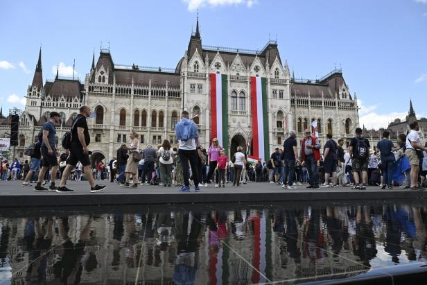 Hungaryís new parliament holds inaugural session