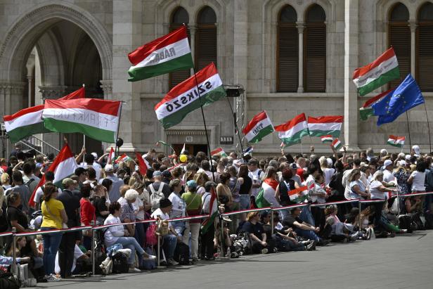 Hungaryís new parliament holds inaugural session