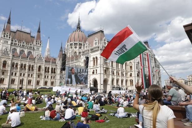 Hungaryís new parliament holds inaugural session