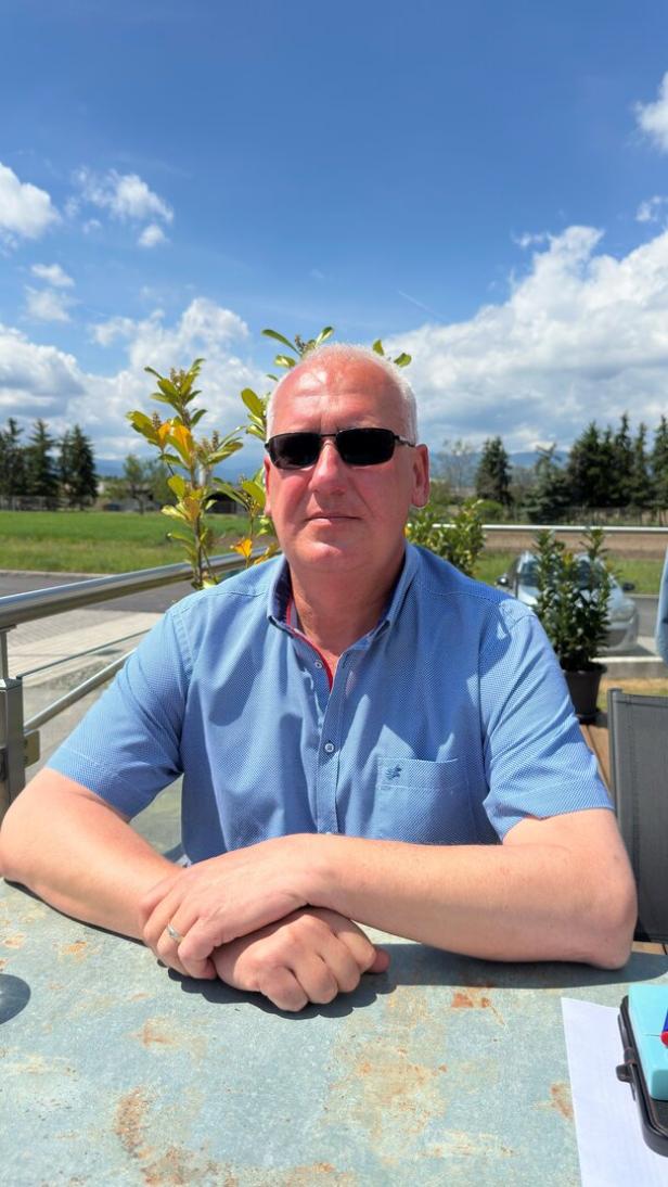 Ein Mann mit Sonnenbrille