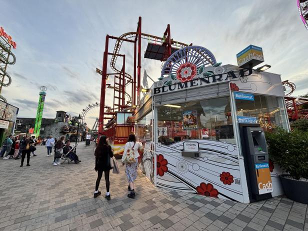 ticketverkauf vor fahrgeschäften im wiener prater