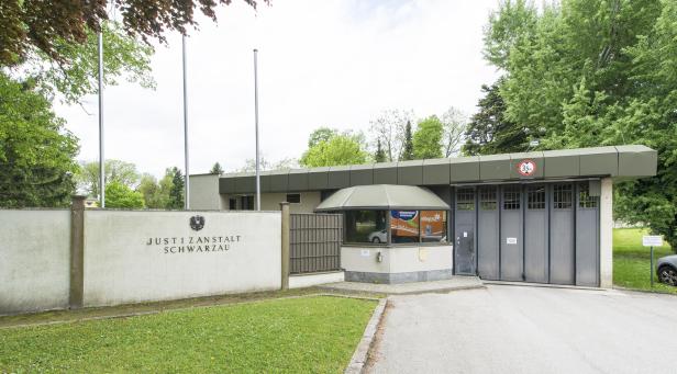 Die Justizanstalt Schwarzau präsentiert sich mit Tor, Wachhäuschen und Mauer.