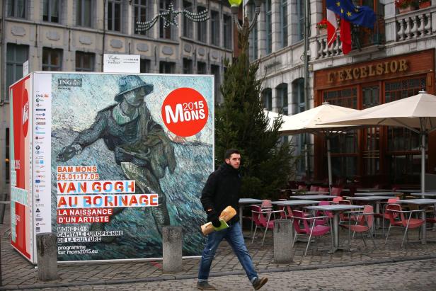 Ein Mann geht an einem Van-Gogh-Ausstellungsplakat in Mons vorbei.