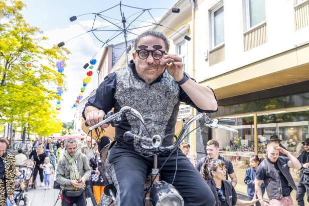 Ein Mann fährt Fahrrad