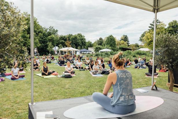Eine Frau gibt Yoga-Unterricht im Park 