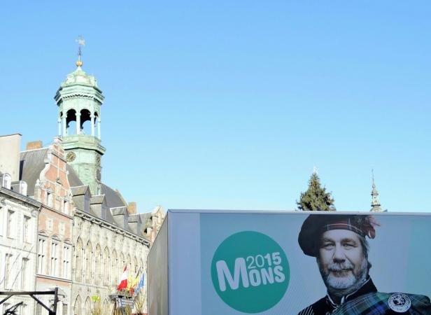 Ein Blick auf Mons, Belgien, mit einem Porträt eines Mannes im Schottenrock auf einem Schild.