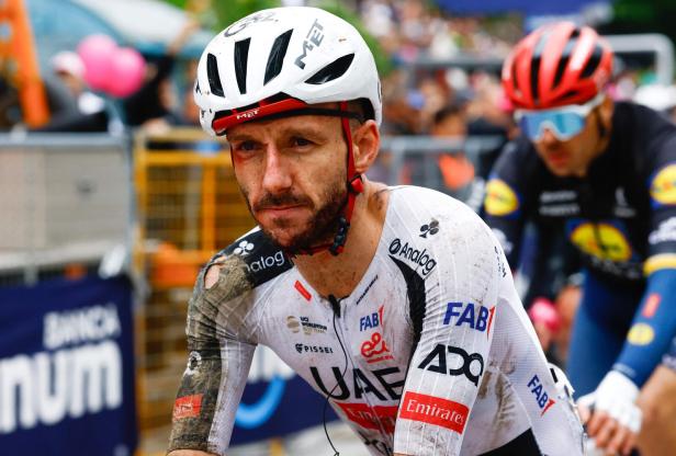 Adam Yates kämpfte sich blutüberströmt ins Ziel, musste den Giro aber nach der zweiten Etappe aufgeben