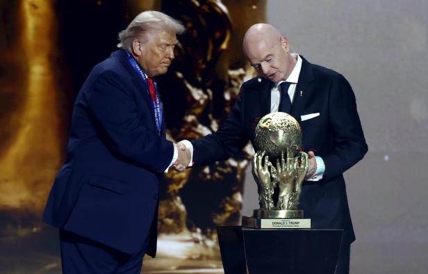 FIFA-Präsident Infantino überreicht Trump den Friedenspreis