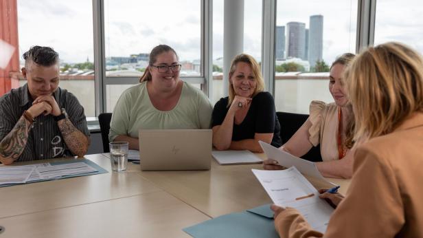 Eine Gruppe von Frauen sitzt zusammen in einem Meeting 