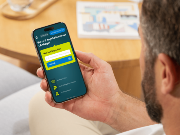Mann nutzt eine App auf seinem Handy.