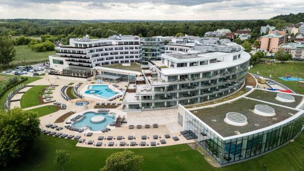Eine Hotelanlage mit Pools 