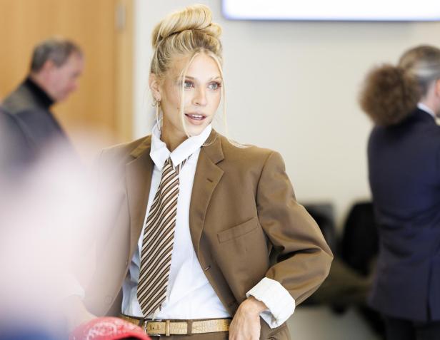 Anja Windl, eine der Angeklagten im Prozess gegen frühere Mitglieder der "Letzten Generation", erscheint im Gerichtssaal in Wien.