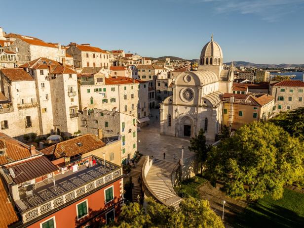 Altstadt von Šibenik mit der Kathedrale und umliegenden historischen Gebäuden bei Sonnenschein.
