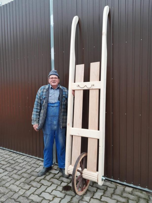 Ernst Ribisch mit seiner 2,71 Meter großen Weltrekord-Ratsche.