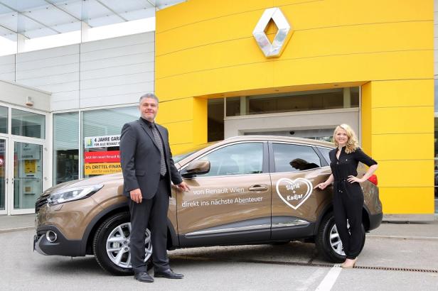 Schmidt Anton, Spörk Sigrid - Renaul Wien Kooperation Sigrid + Kadjar Ein Mann und eine Frau posieren vor einem Renault Kadjar vor einem Renault-Autohaus.
