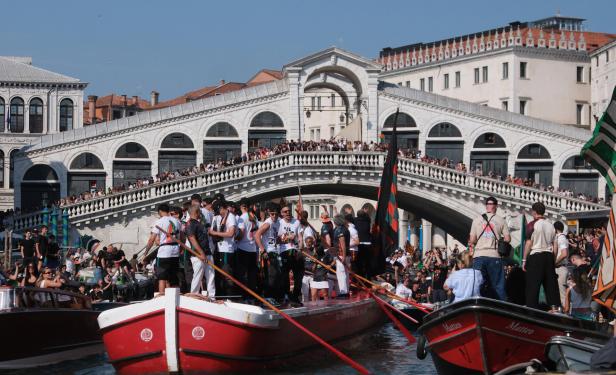 König Fußball regierte für einen Tag in der Kulturstadt Venedig - auch vor der Rialtobrücke