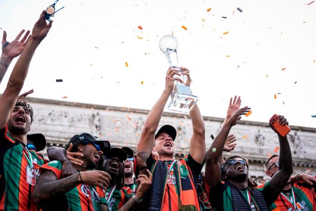 Michael Svoboda reckt als Kapitän den Meisterpokal der Serie B in die Höhe